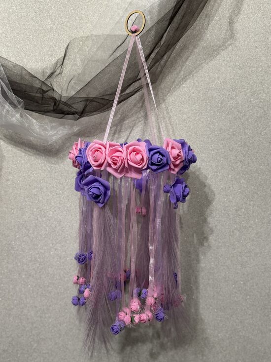 Sapņu ķērājs rozā un lillā krāsā – roku darbs ar ziediem