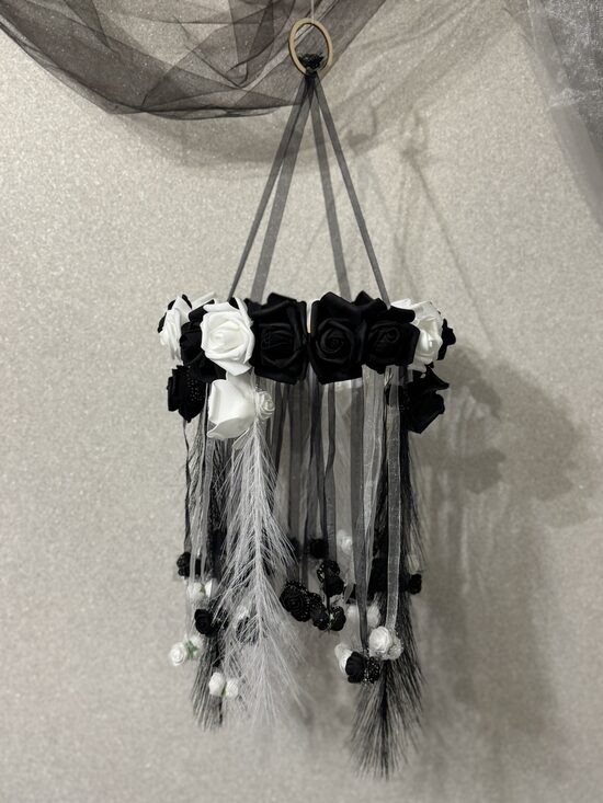 Sapņu ķērājs melnbaltā krāsā – roku darbs ar ziediem