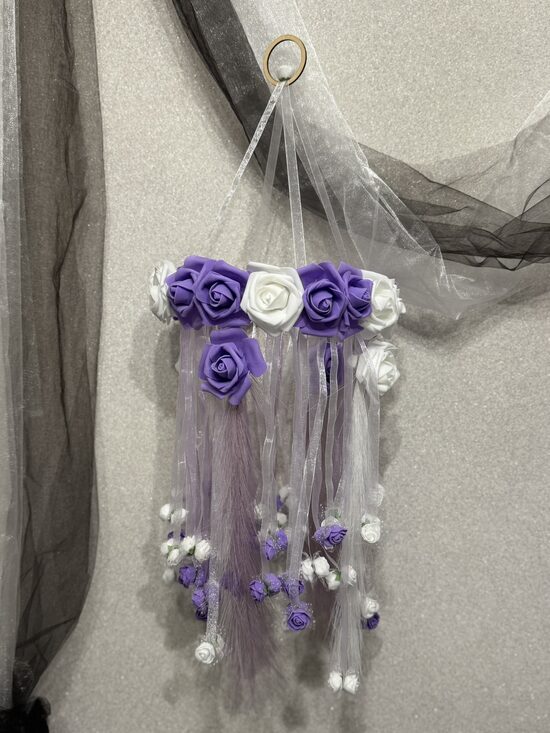 Sapņu ķērājs lillā un baltā krāsā – roku darbs ar ziediem